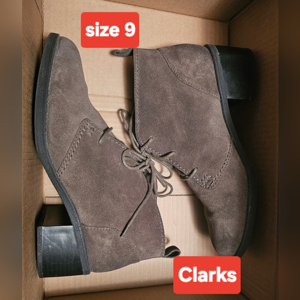 Clark's Leather Ankle Boots Sz 9 EU 39, 1-3/4" Heel, EUC